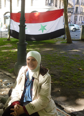 La activista siria Alia Mustafa Al Tabbaa comenzó el viernes 16 de septiembre una huelga de hambre frente a la embajada siria en Madrid para protestar contra la represión del régimen de Damasco