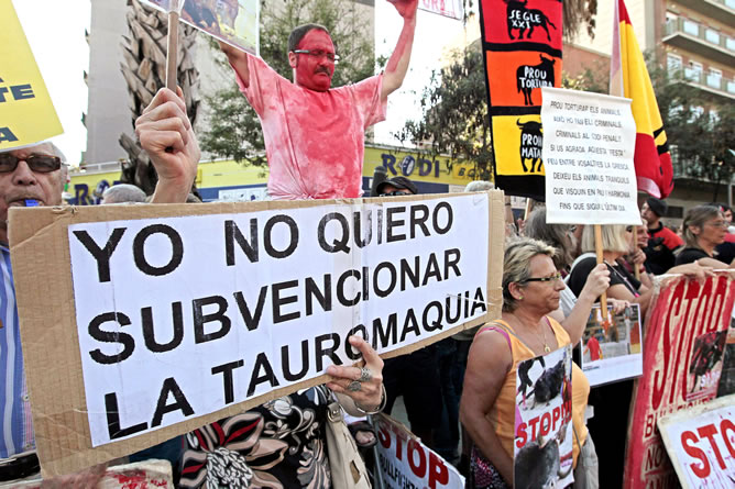 Protesta antitaurina antes del último festejo en La Monumental
