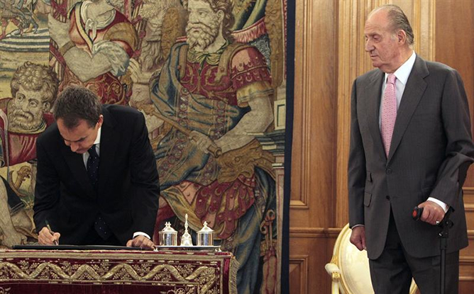 Rodríguez Zapatero firma la reforma de la Constitución en presencia del rey