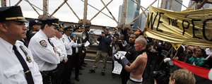 La policía de Nueva York frena a los indignados en el Puente de Brooklyn