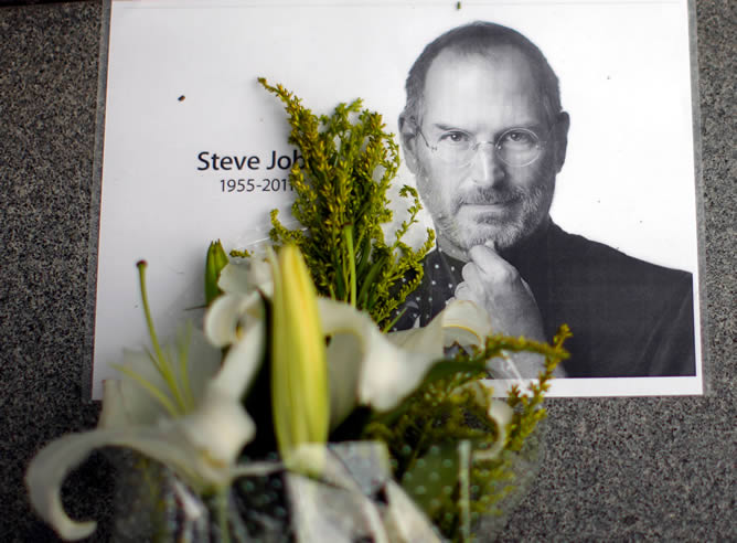 El mundo llora la muerte del "visionario" Steve Jobs, fundador de Apple, a los 56 años