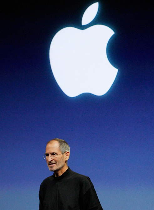 Foto de archivo de Steve Jobs al final de la presentación del iPhone OS4 en la sede californiana de Apple en abril de 2010