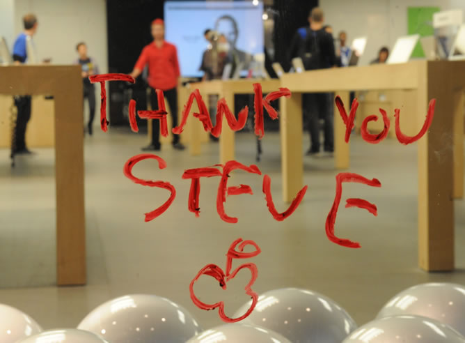 Las palabras "Gracias, Steve" aparecen escritas en el vidrio de una tienda de Apple en la avenida Promenade en Santa Monica, California (EEUU). Varias personas han rendido tributo al fundador de Apple Steve Jobs