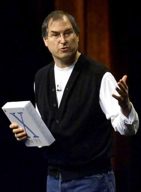 Foto de archivo de Steve Jobs en mayo de 2001, sosteniendo una caja con el sistema operativo Mac OS X