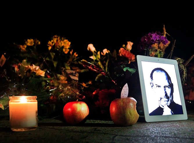 Homenaje a Steve Jobs a las puertas de su casa en Palo Alto, California (EEUU)