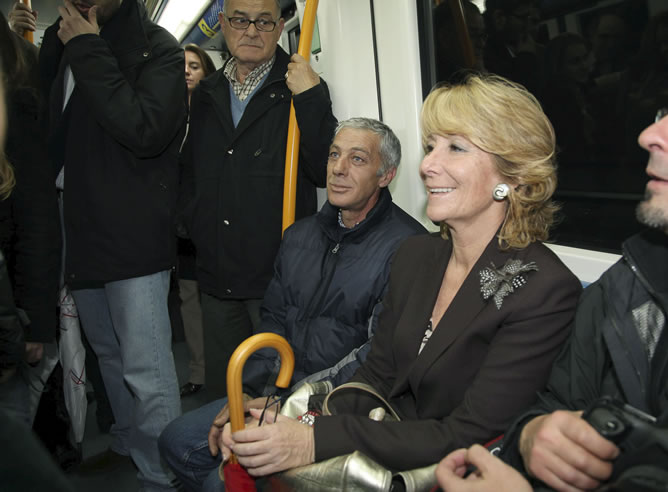 La presidenta regional, Esperanza Aguirre, viajando en metro a un acto en abril de 2010
