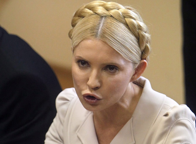 Foto de archivo del 06 de julio de 2011 que muestra a la exprimera ministra y líder opositora de Ucrania, Yulia Timoshenko, durante una jornada de su juicio en Kiev, Ucrania.