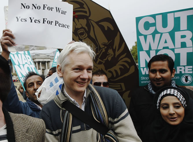 El fundador de WikiLeaks, Julian Assange, ha participado en la manifestación de los indignados en Londres