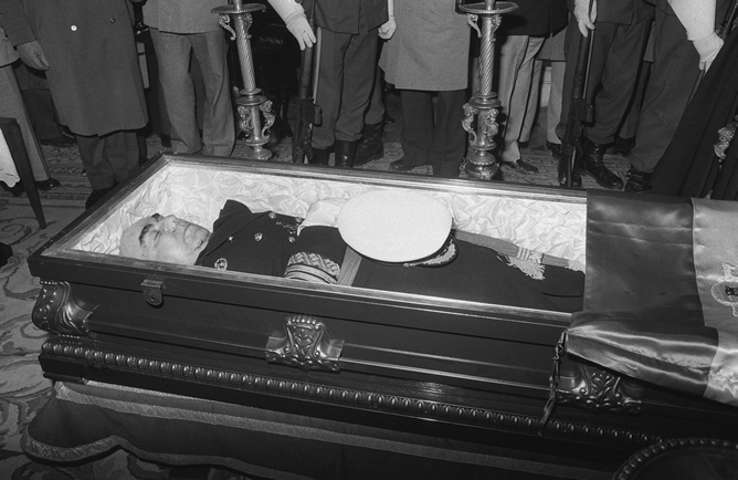 Madrid, 20-12-1973.- A las seis menos cinco minutos de la tarde llegaba el cadáver del almirante Carrero Blanco a la sede de Presidencia del Gobierno, donde queba instalada la capilla ardiente tras el atentado de ETA