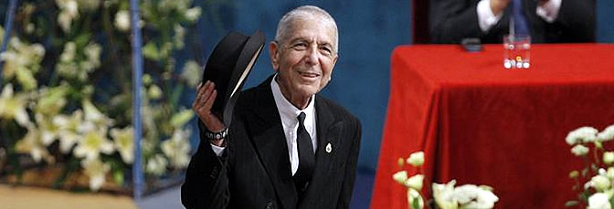 El escritor y cantante canadiense Leonard Cohen, saluda en presencia del presidente del Principado de Asturias