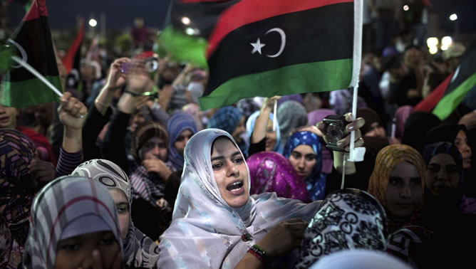 Libios participan en una celebración masiva en la plaza de la Libertad de Misrata