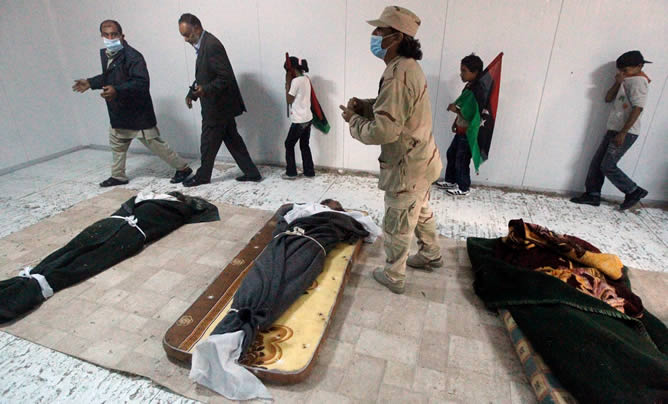 El cuerpo del exlíder libio dejará de ser expuesto para ser enterrado en una zona desértica que el Consejo Nacional de Transición no revelará