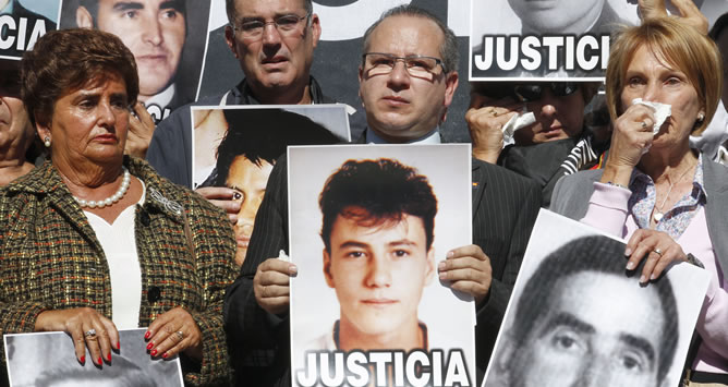 Familiares de víctimas del terrorismo en la manifestación de Madrid