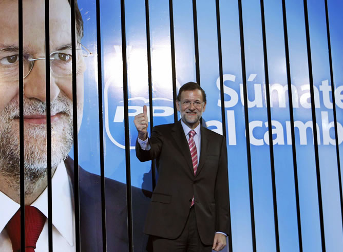 El candidato popular a la presidencia del Gobierno, Mariano Rajoy, abrió esta noche la campaña electoral celebrando un acto político en Castelldefels (Barcelona), acompañado por la líder del PPC, Alicia Sanchez Camacho, y por el candidato barcelonés, Jorge Fernández Díaz