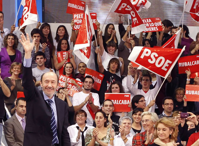 El candidato del PSOE a la presidencia del gobierno, Alfredo Pérez Rubalcaba, durante el acto de inicio de campaña celebrado en el Pabellón Virgen del Val de Alcalá de Henares, en Madrid