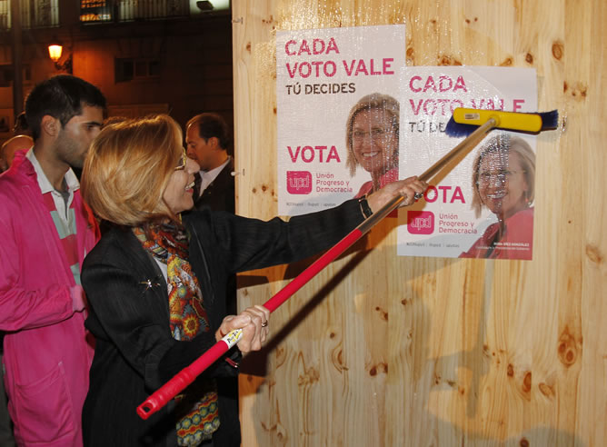 La candidata de UPyD a la Presidencia del Gobierno, Rosa Díez, durante la tradicional pegada de carteles del inicio de campaña celebrada esta noche en la plaza de Santa Ana, en Madrid.