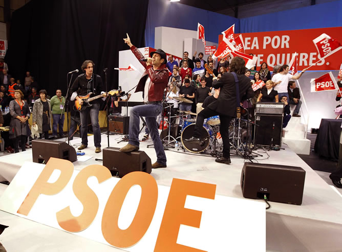Actuación del cantante Alejo Stivel en el inicio de campaña del PSOE para las elecciones del 20 de noviembre, en el Pabellón Virgen del Val de Alcalá de Henares
