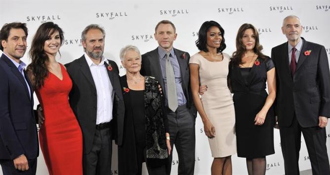 Foto de familia del reparto de 'Skyfall', la nueva película de James Bond