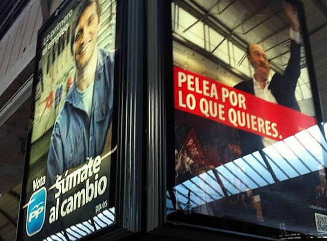 Los carteles electorales del PP y el PSOE comparten una esquina en Sevilla.