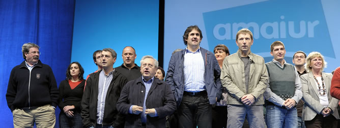 Los candidatos de Amaiur posan tras el acto en Navarra