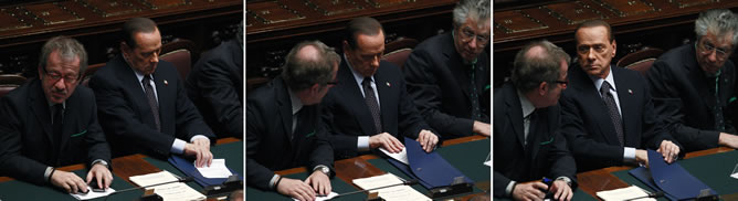 El primer ministro italiano mira y guarda el papel que muestra los resultados de la votación en la que ha perdido la mayoría absoluta