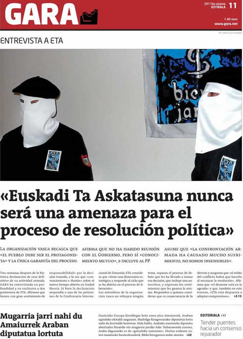 Dos encapuchados, que hablan en nombre de ETA, reconocen por primera vez, en una entrevista en el diario 'Gara', que el desarme está en la agenda