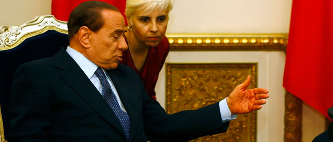 El primer ministro italiano, Silvio Berlusconi, durante un encuentro en Bucarest con el presidente de Rumanía, Traian Basescu