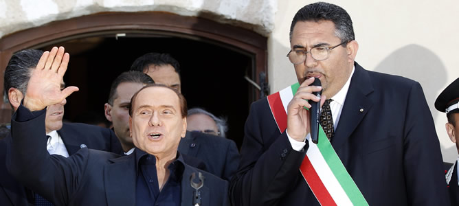 El primer ministro italiano, Silvio Berlusconi, a su llegada este miércoles a Lampedusa junto al alcalde, Bernardino De Rubeis
