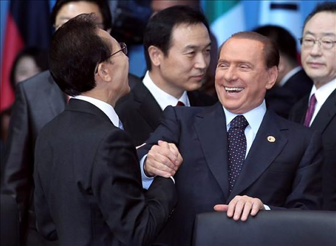 La moción de censura le ha sorprendido a Berlusconi en Corea del Sur