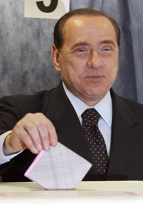 Berlusconi depositó su voto en un colegio electoral de Milán.