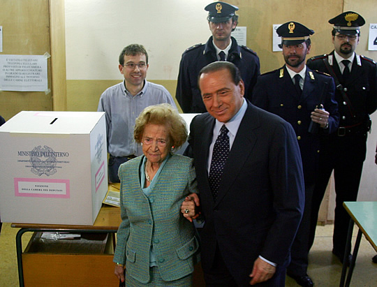 Berlusconi acude a votar junto a su madre Rosa. (Foto: Reuters)