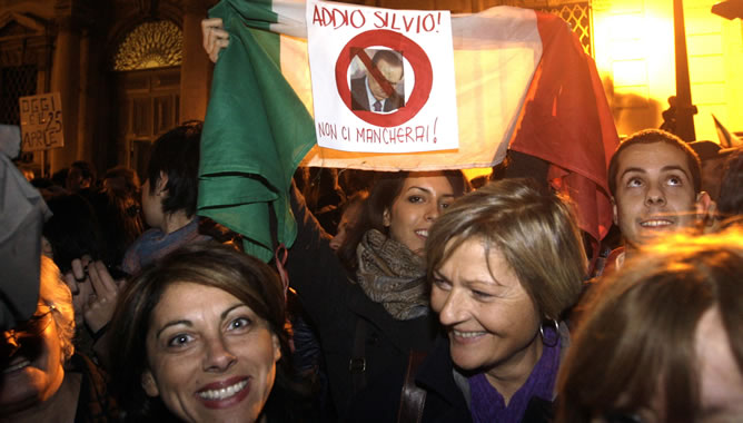 'Adiós, Silvio', reza una pancarta durante las celebraciones