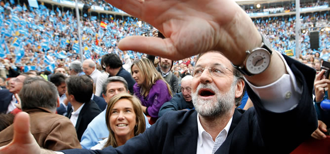 Rajoy saluda a sus seguidores en un acto multitudinario en Valencia