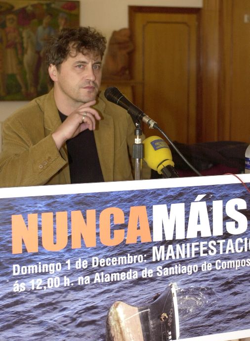 Imagen de archivo del escritor Manuel Rivas en la presentación en Madrid de la plataforma ciudadana Nunca Mais, el 28 de noviembre de 2002.