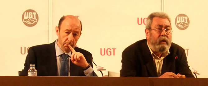 Alfredo Pérez Rubalcaba y Cándido Méndez, tras una breve reunión con la ejecutiva de UGT