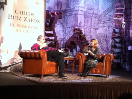 Carlos Ruiz Zafón y Gemma Nierga durante la presentación de 'El prisionero del Cielo'