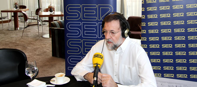 El candidato del PP a la Presidencia del Gobierno, Mariano Rajoy, en Barcelona, durante la entrevista en 'Hoy por Hoy'