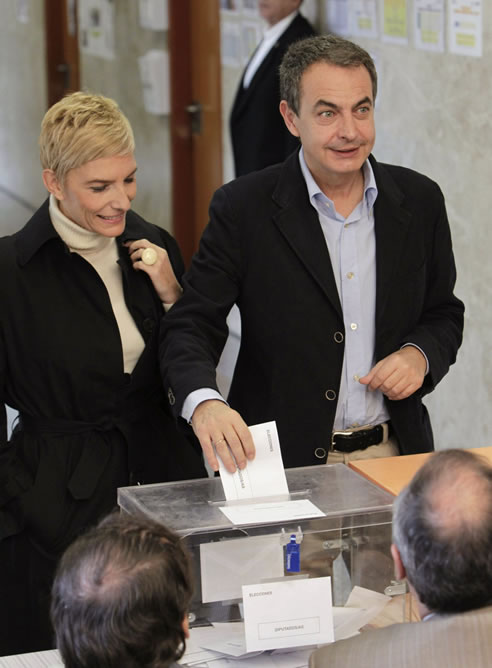 El presidente del Gobierno ha votado junto a su mujer, Sonsoles Espinosa, en un colegio del centro de Madrid.