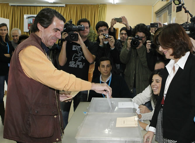 El expresidente del Gobierno José María Aznar ejerce su derecho a voto en el Colegio Everest de Pozuelo de Alarcón en Madrid.