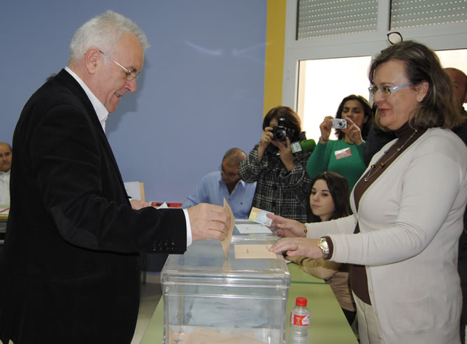 El coordinador general de IU, Cayo Lara, ejerce su derecho a voto en la Escuela Municipal de Música en Argamasilla de Alba, Ciudad Real.