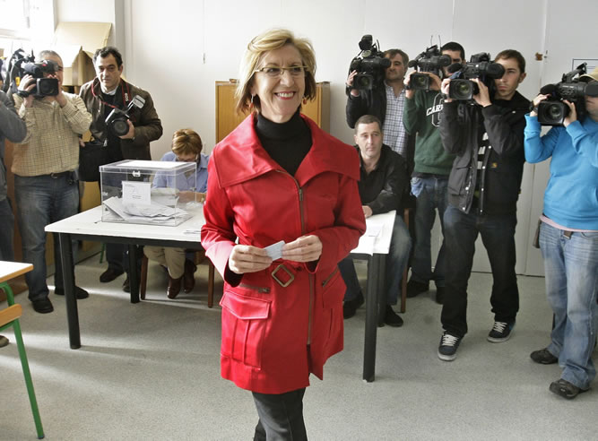 La candidata de UPyD por Madrid, Rosa Díez, ha votado en la ikastola Karmengo Ama de Sodupe (Güeñes, Vizcaya).