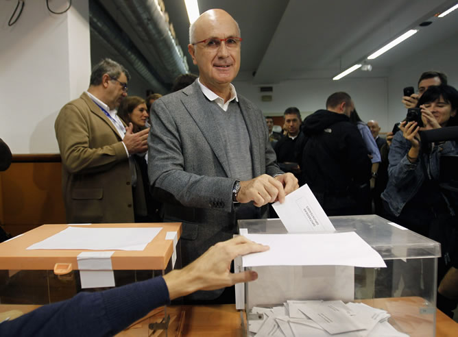 El candidato de CiU al Congreso, Josep Antoni Duran i Lleida ha votado  poco después de las 11 de la mañana en un centro cívico de Sarrià, en Barcelona.