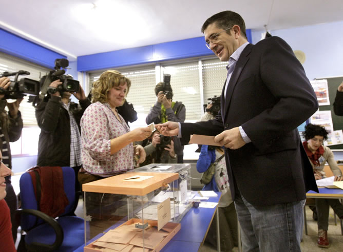 Patxi López ha votado poco después de las 10 de la mañana en un colegio electoral de la capital vizcaína.