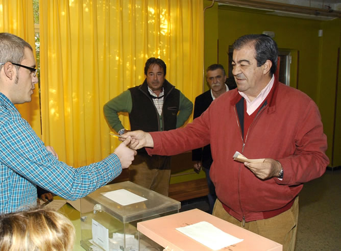 El presidente del Principado de Asturias, Francisco Álvarez-Cascos , ha ejercido su derecho a voto en el Colegio Público Ramón Muñoz en Luarca.