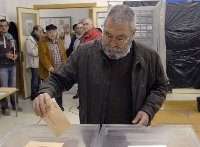 El líder de UGT, Cándido Méndez, ha votado en el Colegio Público Alcalá Wenceslada de Jaén
