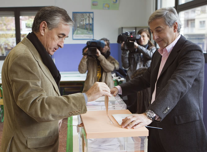 El ministro de la Presidencia y candidato del PSE-EE al Congreso por Álava, Ramón Jáuregui, ejerce su derecho al voto en el Instituto Ekialde de Vitoria.