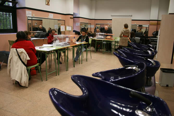 Colegio electoral en Madrid (antigua escuela de peluquería)