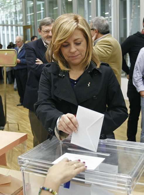 La directora de la campaña electoral del PSOE, Elena Valenciano, ejerce su derecho al voto en los comicios generales en su colegio electoral de Madrid.