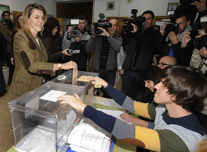 La presidenta Castilla-La Mancha y secretaria general del PP, María Dolores Cospedal, ejerce su derecho al voto en el Colegio Público Parque Sur en Albacete.