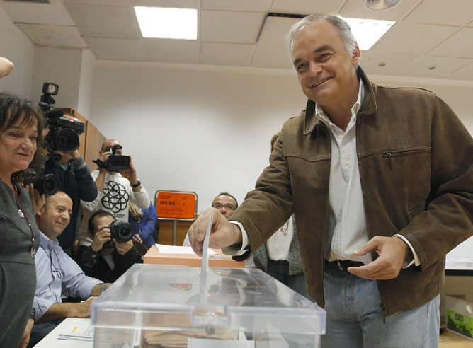 El cabeza de lista del PP por Valencia al Congreso, Esteban González Pons, ejerce su derecho al voto en su colegio electoral de la capital valenciana